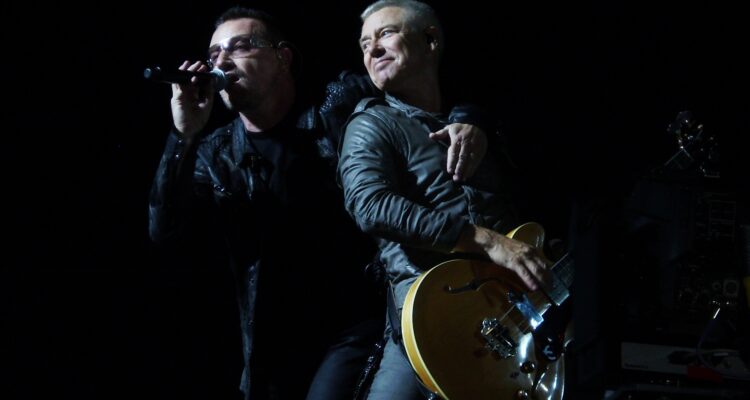 U2 em show da turnê 360° Tour, em Toronto