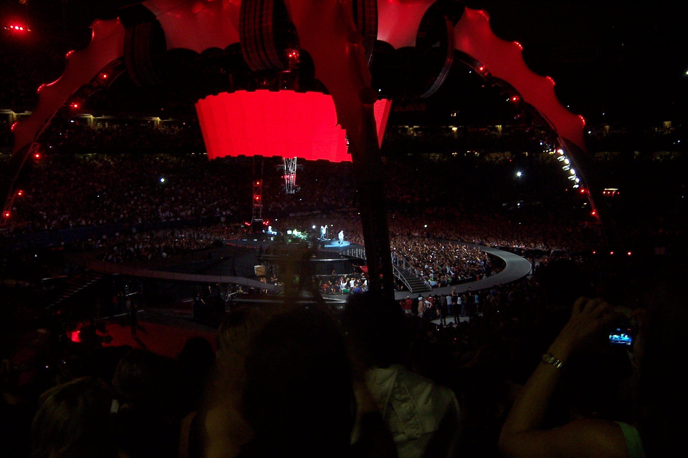 U2 se apresentando ao vivo no palco da 360° Tour